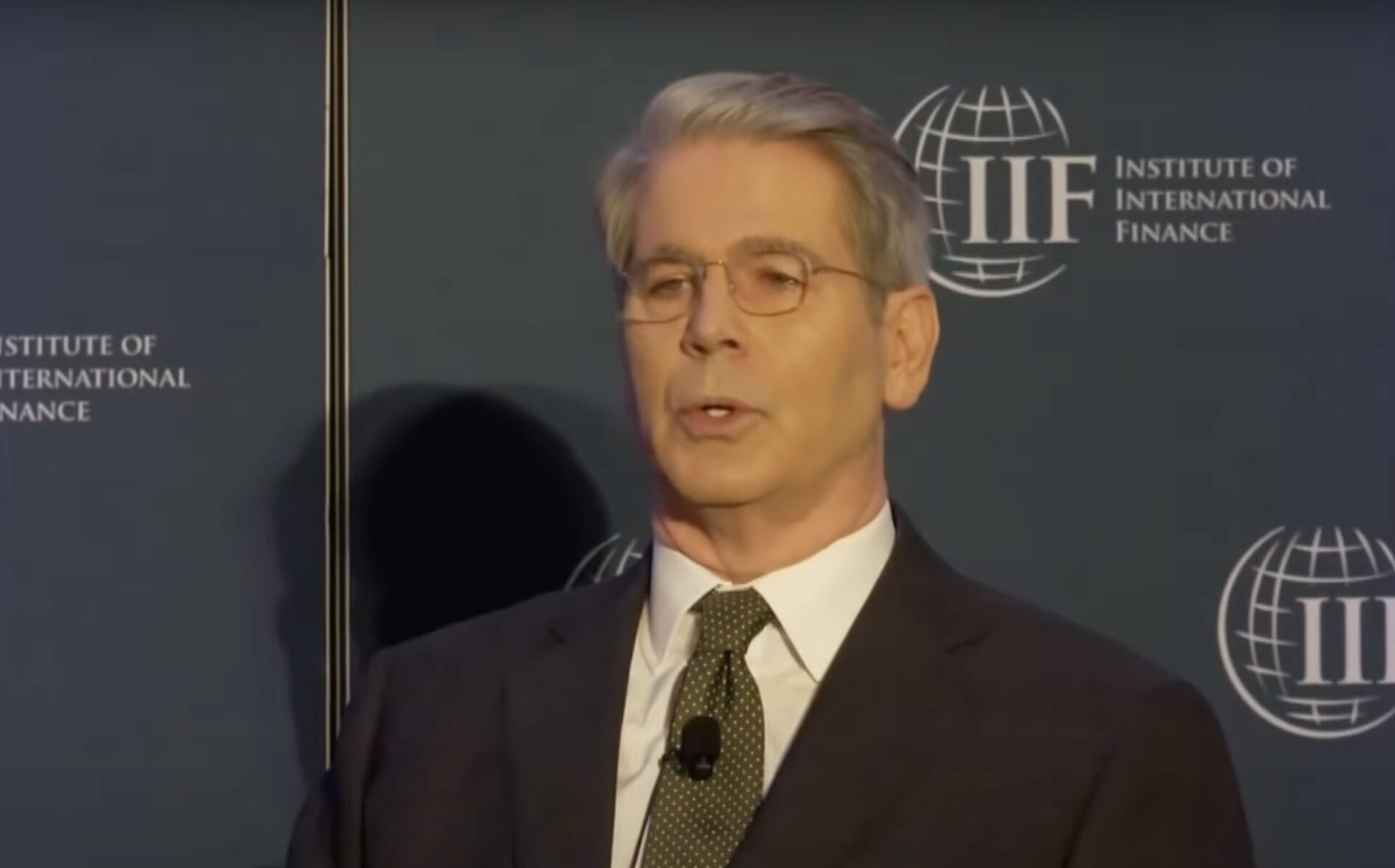 米国財務長官ベッセントが語った「実物資産重視」──IMF・G20会合発言まとめ – 投資スクールまねびば | 本物志向の投資実践スキルを学べる場